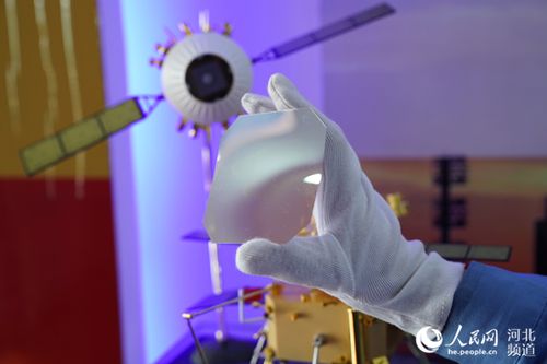 技术人员在展示应用于嫦娥五号探测器上的特种玻璃产品. 王继军摄