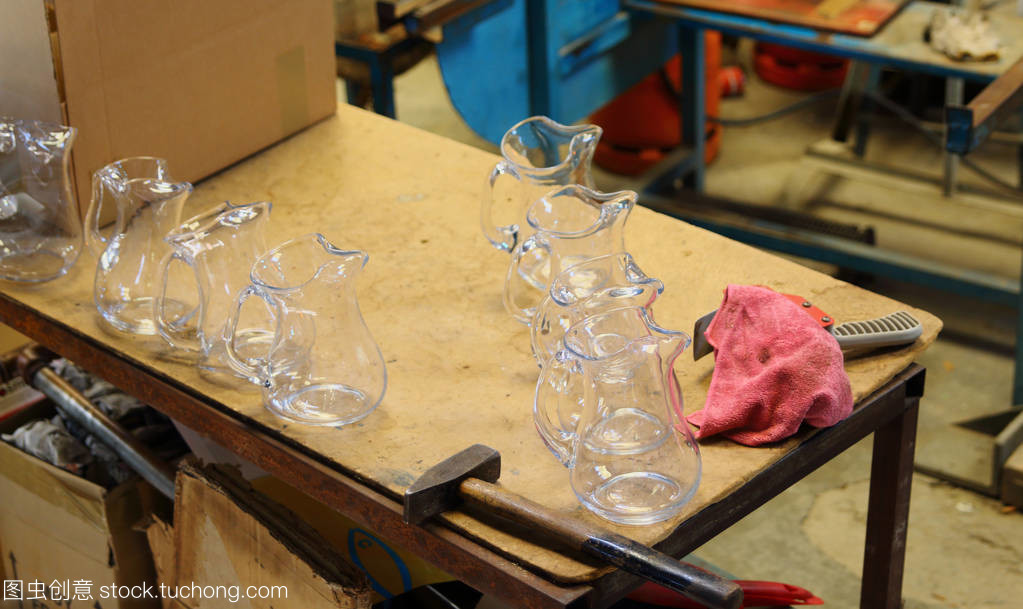 穆拉诺玻璃花瓶和工具。玻璃制品厂过程